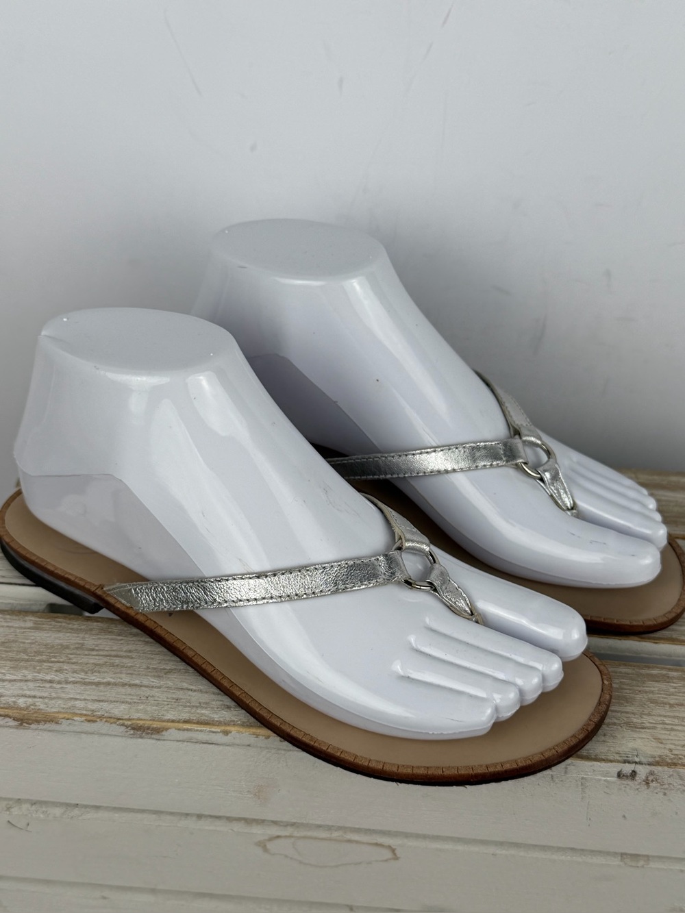 Lilly Pulitzer leather metallic silver flat thong sandals size 6